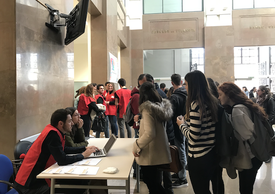 Grupo de alumnos de secundaria visitando la Universitat de València